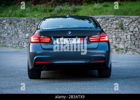 Cluj-Napoca, Cluj/Rumänien-07.28.2019-BMW M Performance, Modell F30, Limousine, isoliert auf einem Parkplatz, ikonisch tolles deutsches Auto Stockfoto