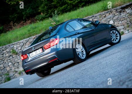 Cluj-Napoca, Cluj/Rumänien-07.28.2019-BMW M Performance, Modell F30, Limousine, isoliert auf einem Parkplatz, ikonisch tolles deutsches Auto Stockfoto