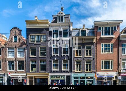 Schöne Architektur der holländischen Häuser an den Amsterdamer Kanälen Niederlande Stockfoto