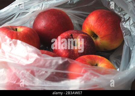 Frische rote Äpfel aus biologischem Anbau in einem durchsichtigen weißen Beutel aus Polyethylen aus dem Supermarkt Stockfoto