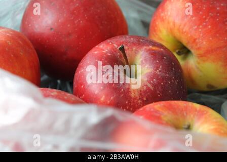 Frische rote Äpfel aus biologischem Anbau in einem durchsichtigen weißen Beutel aus Polyethylen aus dem Supermarkt Stockfoto