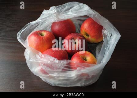 Frische rote Äpfel aus biologischem Anbau in einem durchsichtigen weißen Beutel aus Polyethylen aus dem Supermarkt Stockfoto