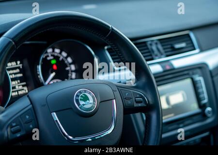 Multifunktionales Lederlenkrad auf Skoda Superb. Multimedia-Tasten, Tempomat, Lautstärkeregelung Stockfoto