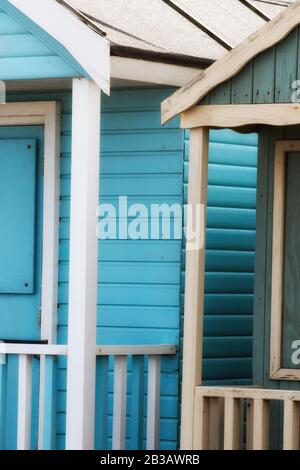 Abstrakter Blick auf Strandhütten. Sutton an der Strandhütte am Meer, die Farben und Struktur von Hütten nebeneinander darstellt. Verschiedene Farben in lebendigen Farben und Helligkeit. Stockfoto