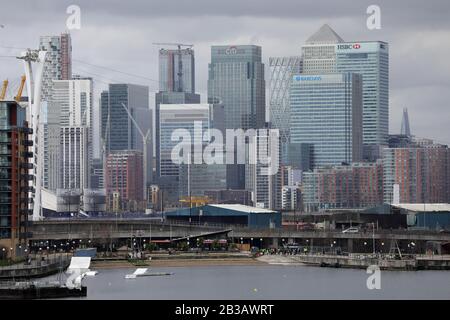 London, Großbritannien. März 2020. Das am 4. März 2020 aufgenommene Foto zeigt einen allgemeinen Blick auf den Finanzbezirk Canary Wharf in London, Großbritannien. Die Auswirkungen von Coronavirus auf die britische Wirtschaft könnten "sich als groß erweisen, werden aber letztendlich vorübergehend sein", sagte Mark Carney, Gouverneur der Bank of England (BoE) am Dienstag. Kredit: Tim Ireland/Xinhua/Alamy Live News Stockfoto