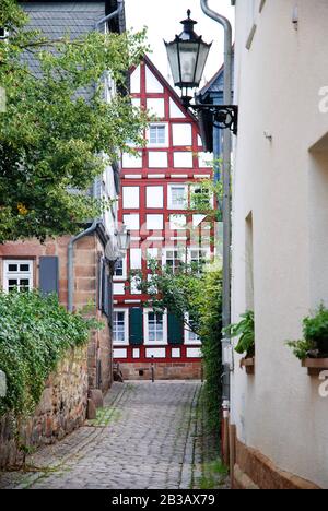 Litte Straße in der Stadt Marburg-Stadt mit traditionellen Häusern und Fachwerk Stockfoto