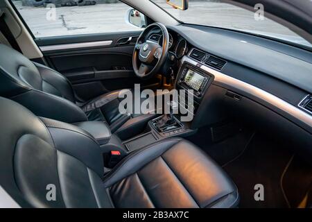 Multifunktionales Lederlenkrad auf Skoda Superb. Multimedia-Tasten, Tempomat, Lautstärkeregelung Stockfoto