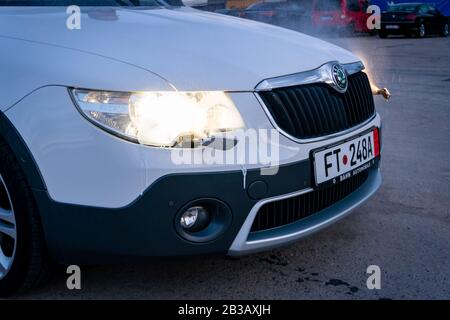 Cluj-Napoca, Cluj/Rumänien-09.04.2019-Automatisches Bi-Xenon-Scheinwerferwaschsystem in Aktion Stockfoto