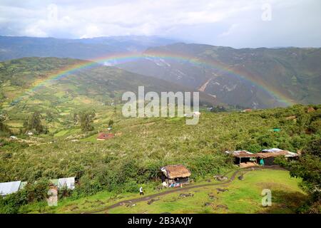 Atemberaubender Regenbogen über dem unteren Berghang Blick auf das Dorf von der alten Zitadelle Kuelap in der Region Amazonas im Norden Perus Stockfoto