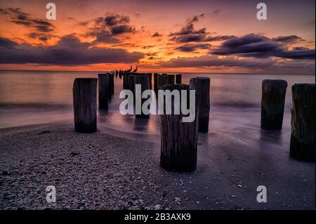 Abenddämmerung am Old Pier Pilings in Neapel Florida Stockfoto