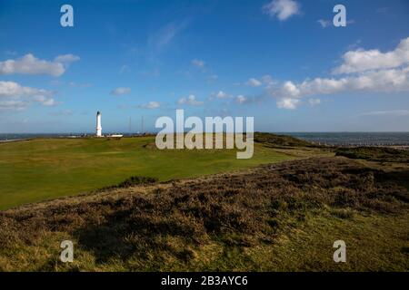 Mehrere Fotos von Aberdeen South Breakwater, Girdleness Lighthouse, Greyhope Bay und Aberdeen Harbour, große Wellen brechen und Schiff verlassen den Hafen. Stockfoto