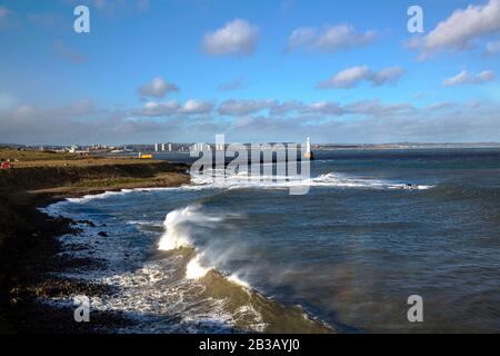 Mehrere Fotos von Aberdeen South Breakwater, Girdleness Lighthouse, Greyhope Bay und Aberdeen Harbour, große Wellen brechen und Schiff verlassen den Hafen. Stockfoto