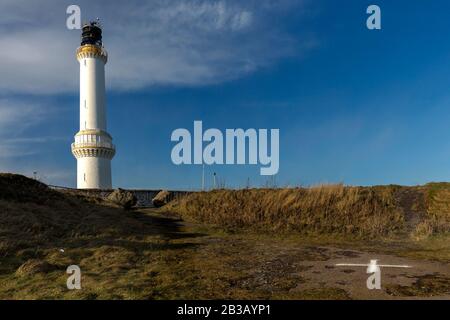 Mehrere Fotos von Aberdeen South Breakwater, Girdle Ness Lighthouse, Greyhope Bay und Aberdeen Harbour, große Wellen brechen, und das Schiff, das den Hafen verlässt. Stockfoto