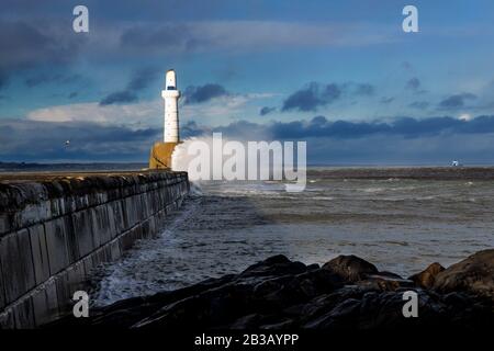 Mehrere Fotos von Aberdeen South Breakwater, Girdleness Lighthouse, Greyhope Bay und Aberdeen Harbour, große Wellen brechen und Schiff verlassen den Hafen. Stockfoto