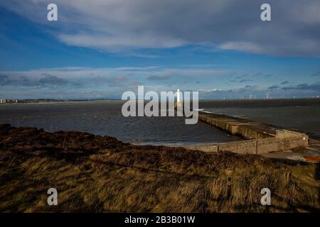 Mehrere Fotos von Aberdeen South Breakwater, Girdleness Lighthouse, Greyhope Bay und Aberdeen Harbour, große Wellen brechen und Schiff verlassen den Hafen. Stockfoto