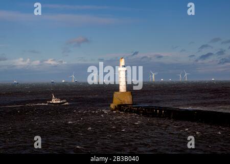 Mehrere Fotos von Aberdeen South Breakwater, Girdleness Lighthouse, Greyhope Bay und Aberdeen Harbour, große Wellen brechen und Schiff verlassen den Hafen. Stockfoto