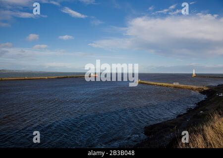 Mehrere Fotos von Aberdeen South Breakwater, Girdleness Lighthouse, Greyhope Bay und Aberdeen Harbour, große Wellen brechen und Schiff verlassen den Hafen. Stockfoto