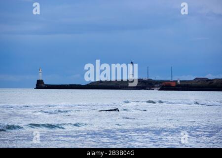 Mehrere Fotos von Aberdeen South Breakwater, Girdle Ness Lighthouse, Greyhope Bay und Aberdeen Harbour, große Wellen brechen, und das Schiff, das den Hafen verlässt. Stockfoto