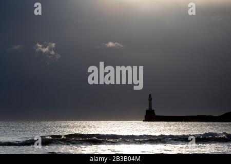 Mehrere Fotos von Aberdeen South Breakwater, Girdleness Lighthouse, Greyhope Bay und Aberdeen Harbour, große Wellen brechen und Schiff verlassen den Hafen. Stockfoto