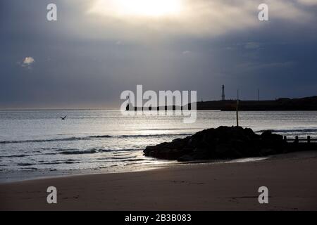 Mehrere Fotos von Aberdeen South Breakwater, Girdleness Lighthouse, Greyhope Bay und Aberdeen Harbour, große Wellen brechen und Schiff verlassen den Hafen. Stockfoto