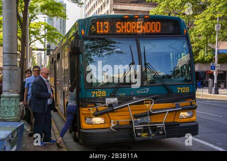 Seattle, WA, USA, - JUNI 2018: Menschen, die einen Bus in der Innenstadt von Seattle fangen. Stockfoto