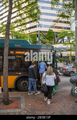 Seattle, WA, USA, - JUNI 2018: Menschen, die einen Bus in der Innenstadt von Seattle fangen. Stockfoto