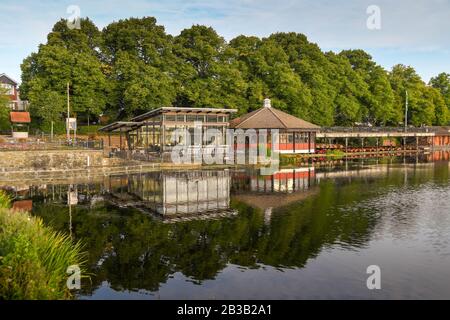 Cardiff, WALES - AUGUST 2018: Weitwinkelansicht des Cafés und Bootshauses auf der Seite des Roath Park Lake in Cardiff. Stockfoto