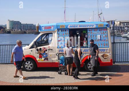 Frau Whippy Eis-Van, Cardiff Bay, Cardiff, South Wales, Großbritannien Stockfoto