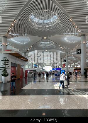 Blick auf die Passagiere, die am Check-in-Bereich des neuen Flughafens von Istanbul spazieren gehen. Stockfoto