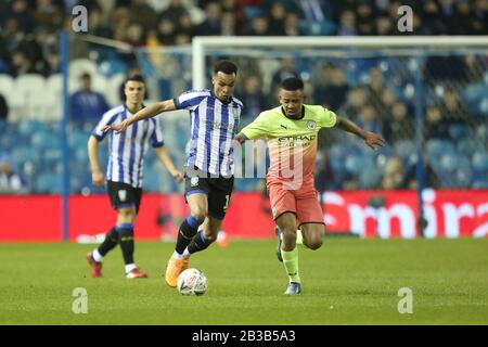 Sheffield, Großbritannien. März 2020. Jacob Murphy von Sheffield Wednesday kämpft mit Benjamin Mendy von Manchester City während des FA Cup Fifth Road Matches zwischen Sheffield Wednesday und Manchester City in Hillsborough, Sheffield am Mittwoch, den 4. März 2020. (Credit: Mark Fletcher/MI News) Foto darf nur für redaktionelle Zwecke in Zeitungen und/oder Zeitschriften verwendet werden, Lizenz für kommerzielle Nutzung erforderlich Credit: MI News & Sport /Alamy Live News Stockfoto