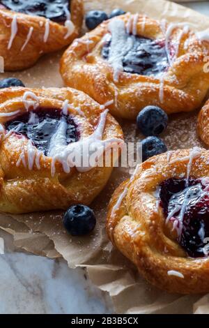 Blaubeere, glasierte dänische Dessertgebäcke mit Puderteis und Puderzucker Stockfoto