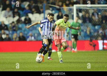 Sheffield, Großbritannien. März 2020. Jacob Murphy von Sheffield Wednesday kämpft mit Benjamin Mendy von Manchester City während des FA Cup Fifth Road Matches zwischen Sheffield Wednesday und Manchester City in Hillsborough, Sheffield am Mittwoch, den 4. März 2020. (Credit: Mark Fletcher/MI News) Foto darf nur für redaktionelle Zwecke in Zeitungen und/oder Zeitschriften verwendet werden, Lizenz für kommerzielle Nutzung erforderlich Credit: MI News & Sport /Alamy Live News Stockfoto