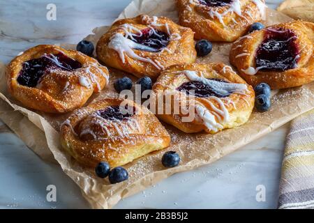 Blaubeere, glasierte dänische Dessertgebäcke mit Puderteis und Puderzucker Stockfoto