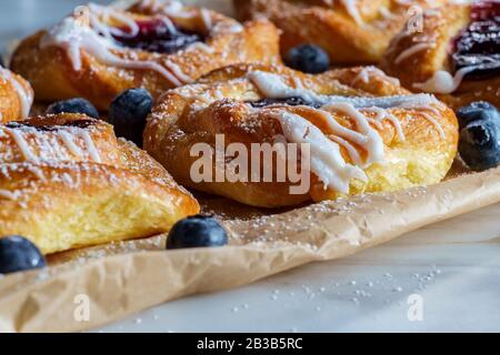 Blaubeere, glasierte dänische Dessertgebäcke mit Puderteis und Puderzucker Stockfoto