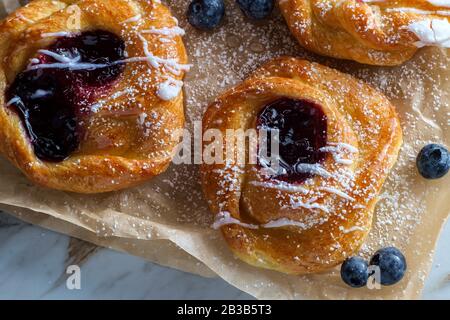 Blaubeere, glasierte dänische Dessertgebäcke mit Puderteis und Puderzucker Stockfoto