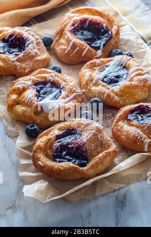 Blaubeere, glasierte dänische Dessertgebäcke mit Puderteis und Puderzucker Stockfoto