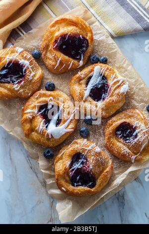 Blaubeere, glasierte dänische Dessertgebäcke mit Puderteis und Puderzucker Stockfoto