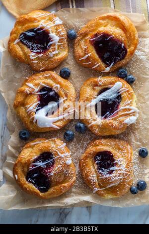 Blaubeere, glasierte dänische Dessertgebäcke mit Puderteis und Puderzucker Stockfoto