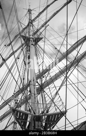 Mainstab-Stehplatzdetails des norwegischen Talschiffs Christian Radich dockten im Januar 2013 in Philipsburg, Sint Maarten. Wählen Sie Fokus. BW. Stockfoto