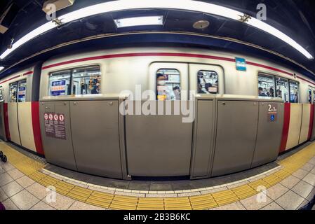 Tokioter U-Bahn-Zug, der am Bahnhof Shinjuku ankommt. Stockfoto