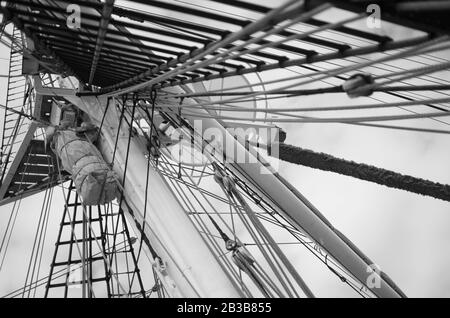 Seile Linien Hauptmast und Steherring Detail vom norwegischen Tallschiff Christian Radich dockte im Januar 2013 in Philipsburg, Sint Maarten. Stockfoto