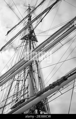 Seile Linien Hauptmast und Steherring Detail vom norwegischen Tallschiff Christian Radich dockte im Januar 2013 in Philipsburg, Sint Maarten. Stockfoto