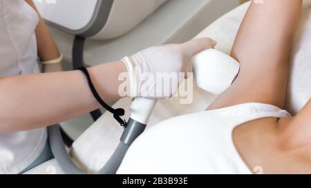 Laserhaarentfernung unter den Achseln. Stockfoto