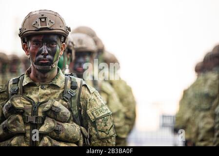 Izmir, Türkei - 29. Oktober 2019: Porträt eines amphibischen Fachkorporals türkischer Soldat in Linie am Tag der Republik Türkei. In Der Türkei In Izmir. Stockfoto