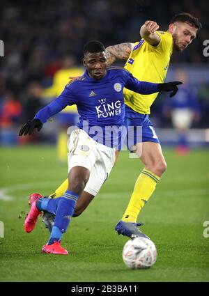 Die Kelechi Iheanacho (links) von Leicester City und Harlee Dean von Birmingham City kämpfen während des fünften Vorrundenspiels des FA Cup im King Power Stadium, Leicester, um den Ball. Stockfoto