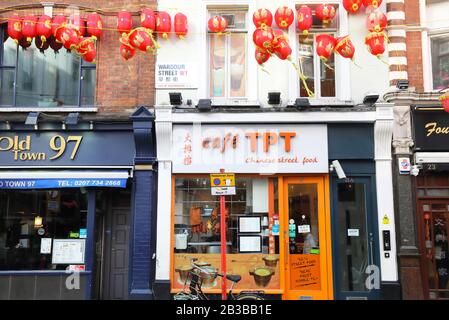 Restaurants in der Wardour Street in Chinatown, im Londoner West End, Großbritannien Stockfoto