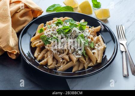 Griechische Halloumi-Käse-Pasta mit Minze und Zitronensaft Stockfoto