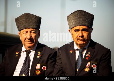 Izmir, Türkei - 29. Oktober 2019: Zwei Veteranen, die die Kamera beim Feiern zum Republiktag der Türkei und in Izmir betrachten. Alle sind Zypern V. Stockfoto