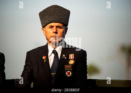 Izmir, Türkei - 29. Oktober 2019: Zwei Veteranen, die die Kamera beim Feiern zum Republiktag der Türkei und in Izmir betrachten. Er ist ein Zypernveteran N Stockfoto