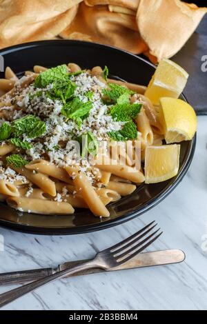 Griechische Halloumi-Käse-Pasta mit Minze und Zitronensaft Stockfoto